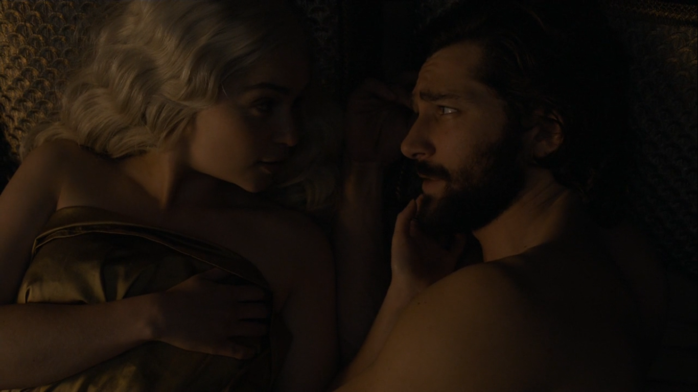 I Mereen diskuterar Daenerys sin politiska situation med Daario medan de li...
